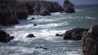 Karadeniz'de, taş coast, Bulgaristan, Tyulenovo Köyü yakınında deniz fırtınası