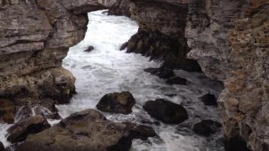 Karadeniz'de, taş coast, Bulgaristan, Tyulenovo Köyü yakınında deniz fırtınası