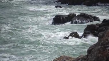Karadeniz'de, taş coast, Bulgaristan, Tyulenovo Köyü yakınında deniz fırtınası