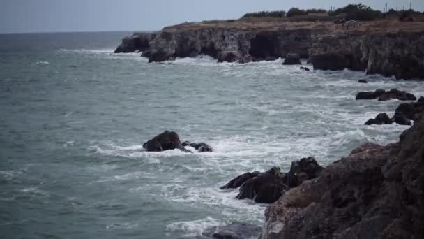 Tempête sur la mer dans la mer Noire, côte de pierre, Bulgarie, près du village de Tyulenovo 