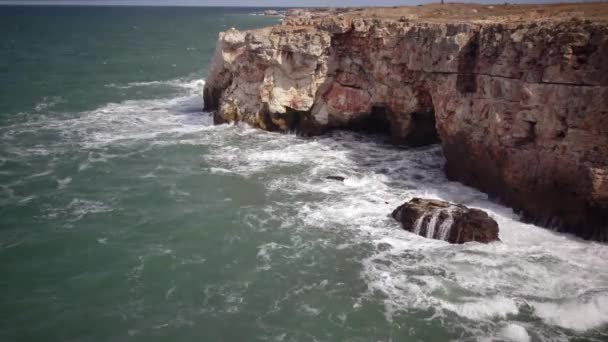 Шторм Морі Чорному Морі Кам Яні Узбережжі Болгарії Поблизу Села — стокове відео