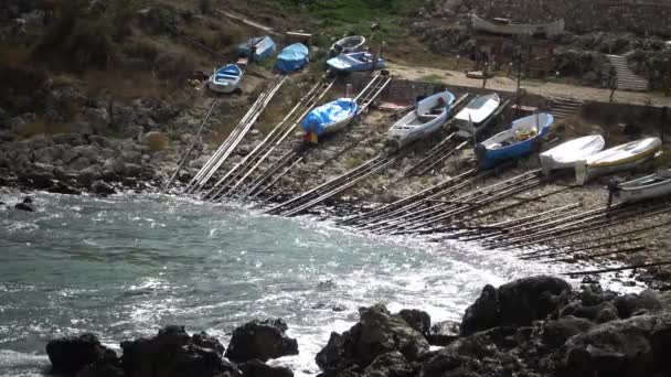 石のビーチ ボート ブルガリアのため鉄のレールで Tyulenovo の村の近くのメキシコ湾の嵐 — ストック動画