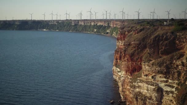 Cape Kaliakra Dik Taş Kenarı Bulgaristan Üzerinde Rüzgar Elektrik Santrallar — Stok video