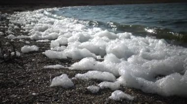 Su yüzeyi ve baraj gölünün kıyısında köpük. Rezervuar, çevre sorunu, Ötrofikasyon kirlenme