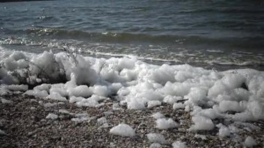 Su yüzeyi ve baraj gölünün kıyısında köpük. Rezervuar, çevre sorunu, Ötrofikasyon kirlenme
