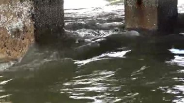 Hızla akan su kanalına eski köprü, Tiligul Haliç, Ukrayna altında. Su birikintisi denizden su ile doldurma