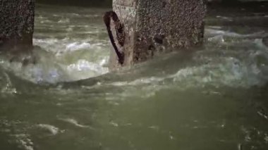 Hızla akan su kanalına eski köprü, Tiligul Haliç, Ukrayna altında. Su birikintisi denizden su ile doldurma