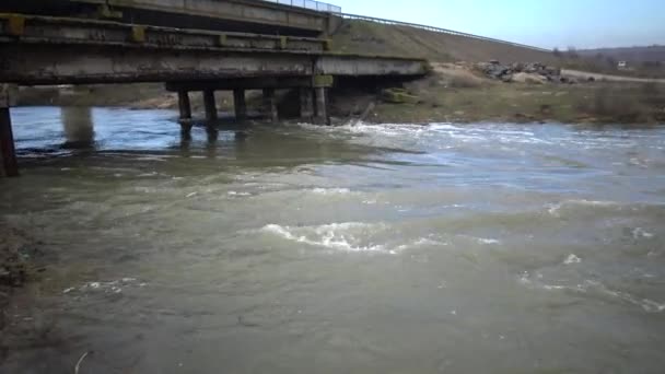 Acqua Che Scorre Rapidamente Nel Canale Sotto Vecchio Ponte Estuario — Video Stock