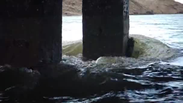 Acqua Che Scorre Rapidamente Nel Canale Sotto Vecchio Ponte Estuario — Video Stock