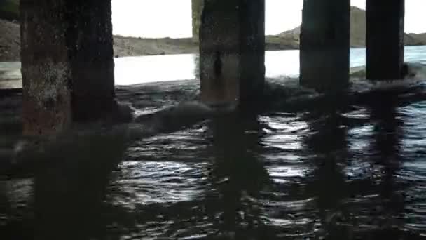 Acqua Che Scorre Rapidamente Nel Canale Sotto Vecchio Ponte Estuario — Video Stock