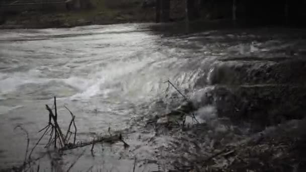 Rapidamente Água Corrente Canal Sob Ponte Velha Estuário Tiligul Ucrânia — Vídeo de Stock