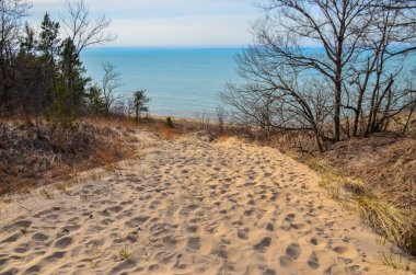 Kum tepecikleri. Kum yolunda insan izleri var. Indiana Dunes Ulusal Lakeshore, Usa