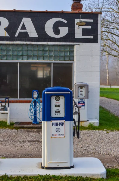 USA, Ohio -  April 26, 2018: vintage gas station (M.D.Garage), O — Stock Photo, Image