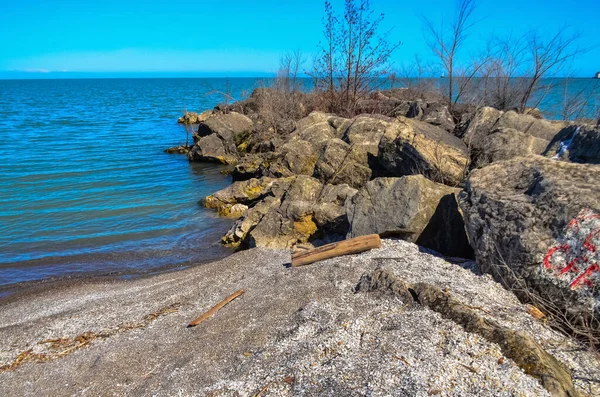 Pobřeží Kameny Malou Vegetací Písečné Pláži Jezera Erie Ohio Usa — Stock fotografie