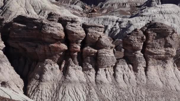 在一个阳光灿烂的日子里 粉刷过的沙漠 不同的沉积岩和粘土被水冲刷掉了 美国亚利桑那州石化森林国家公园 — 图库视频影像