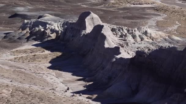 Beschilderde Woestijn Een Zonnige Dag Diverse Sedimentaire Rotsen Klei Weggespoeld — Stockvideo