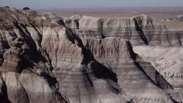 晴れた日には絵に描いた砂漠 多様な堆積岩や粘土が水で洗い流された アメリカ合衆国アリゾナ州ペトリファイド フォレスト国立公園 — ストック動画