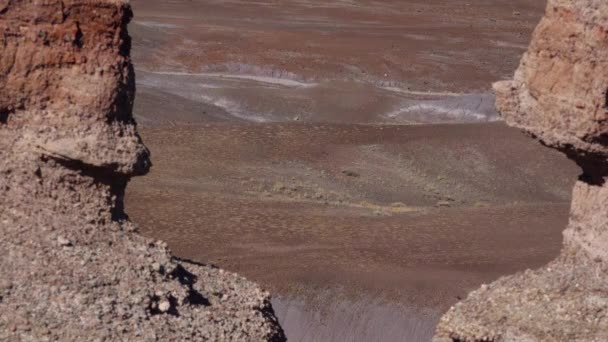 Beschilderde Woestijn Een Zonnige Dag Stenen Formaties Vervaagd Door Water — Stockvideo