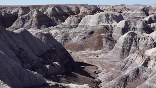Deserto Pintado Num Dia Ensolarado Fotógrafo Fundo Montanhas Barro Multicoloridas — Vídeo de Stock