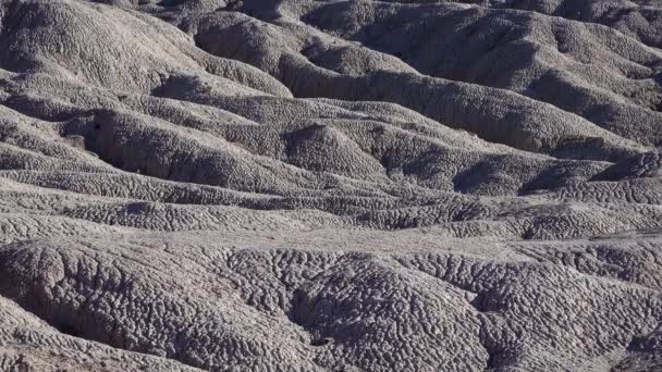 Malowana Pustynia Słoneczny Dzień Zróżnicowane Skały Osadowe Glina Zmyte Przez — Wideo stockowe