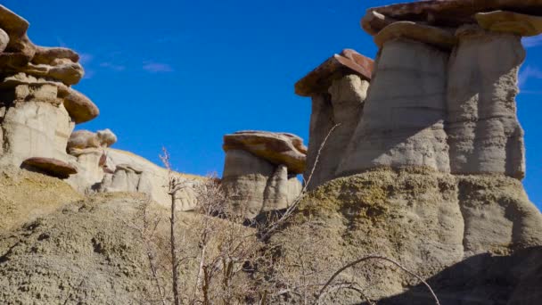 ニューメキシコ州ファーミントン近くのサンファン郡のAh Shi Sle Pah Wilderness Study Areaで浸食によって形成された奇妙な砂岩層 — ストック動画