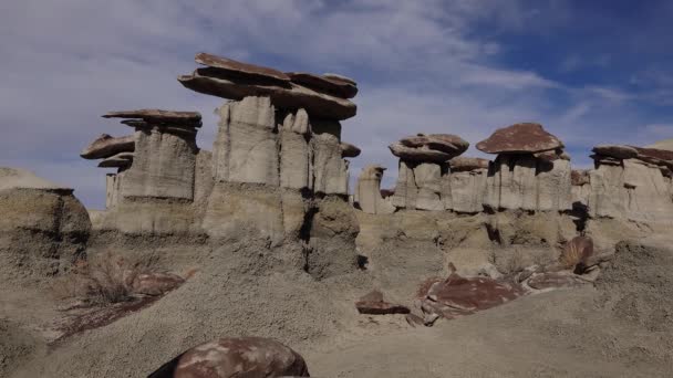 ニューメキシコ州ファーミントン近くのサンファン郡のAh Shi Sle Pah Wilderness Study Areaで浸食によって形成された奇妙な砂岩層 — ストック動画