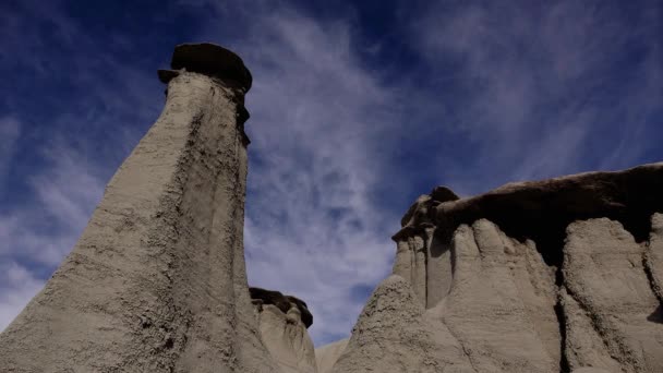ニューメキシコ州ファーミントン近くのサンファン郡のAh Shi Sle Pah Wilderness Study Areaで浸食によって形成された奇妙な砂岩層 — ストック動画
