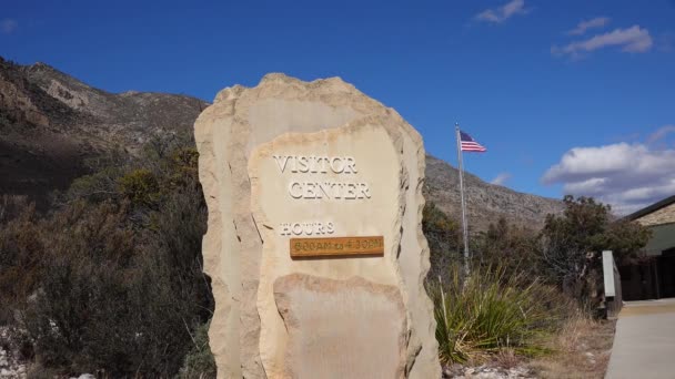アメリカ ニューメキシコ州 2019年11月23日 国立公園内の訪問センターの看板のための美しい黄色の石 ニューメキシコ州 — ストック動画