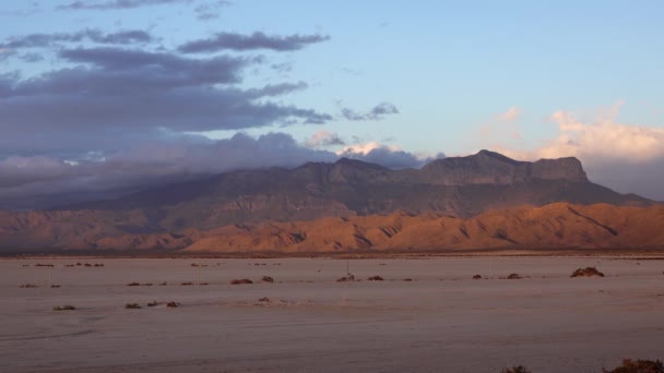 Las Nubes Trueno Mueven Sobre Las Montañas Atardecer Picos Montaña — Vídeos de Stock