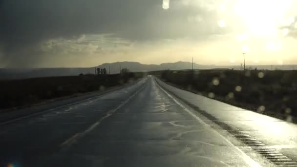 Una Macchina Guida Una Strada Bagnata Durante Temporale Nuovo Messico — Video Stock