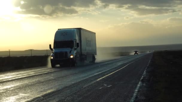 Usa New Mexico Kasım 2019 Araba Yağmur Sırasında Yol Kenarında — Stok video