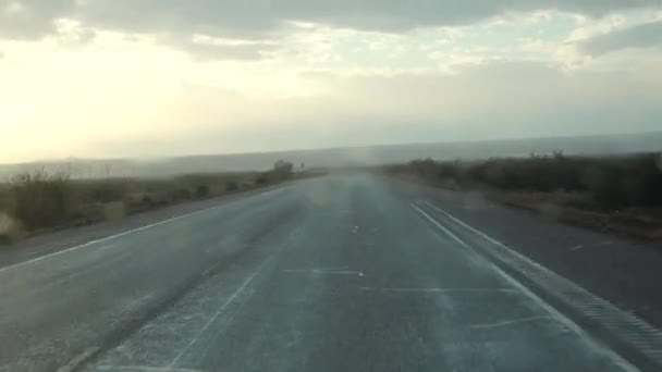 Eua Novo México Novembro 2019 Carro Vai Uma Estrada Molhada — Vídeo de Stock