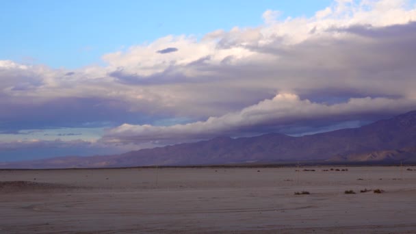 Las Nubes Trueno Mueven Sobre Las Montañas Atardecer Picos Montaña — Vídeos de Stock