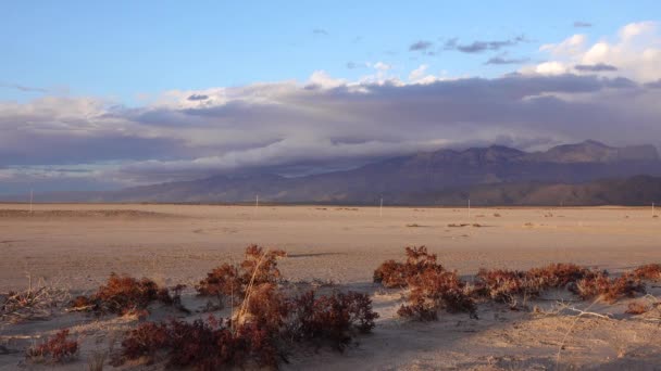 Las Nubes Trueno Mueven Sobre Las Montañas Atardecer Picos Montaña — Vídeos de Stock