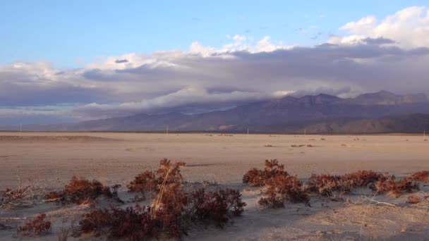 Las Nubes Trueno Mueven Sobre Las Montañas Atardecer Picos Montaña — Vídeos de Stock