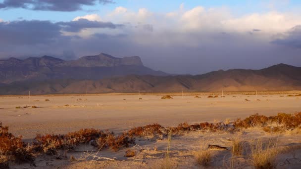 Las Nubes Trueno Mueven Sobre Las Montañas Atardecer Picos Montaña — Vídeos de Stock