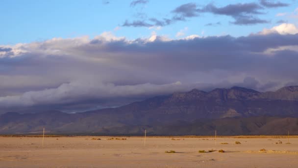 Abends Bei Sonnenuntergang Ziehen Gewitterwolken Über Die Berge Neue Mexikanische — Stockvideo