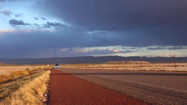 Coche Conduce Rápidamente Largo Carretera Contra Telón Fondo Las Montañas — Vídeos de Stock