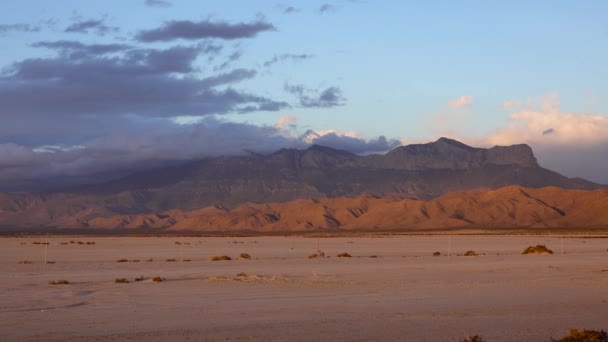 Las Nubes Trueno Mueven Sobre Las Montañas Atardecer Picos Montaña — Vídeo de stock