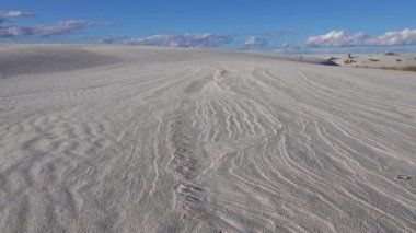 New Mexico 'daki White Sands Ulusal Anıtı' nda alçıtaşının beyaz kumunda dalgalar.