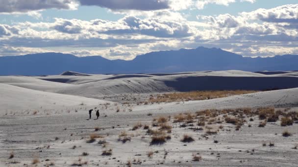 Ludzie Chodzą Białych Piaskach Gipsowych Pustynnym Krajobrazie Tle Białych Chmur — Wideo stockowe