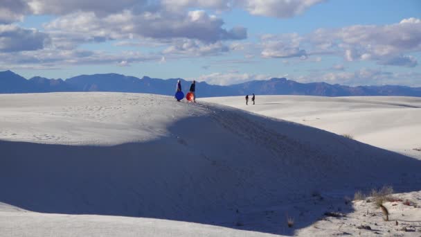 Gente Cammina Sabbie Gesso Bianche Paesaggio Desertico Uno Sfondo Nuvole — Video Stock