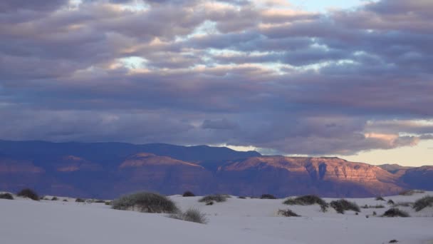 白い砂の国立記念碑で砂丘の夕日で夕方に嵐の雲 ニューメキシコ州 アメリカ — ストック動画