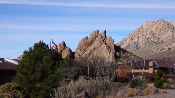 Американський Прапор Тлі Гірських Утворень Поблизу Центру Відвідувачів Національного Парку — стокове відео