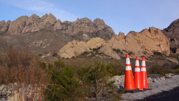 Vägmärken Bakgrunden Bergsformationer Och Ökenlandskap Med Kaktusar Arizona Ordförande — Stockvideo
