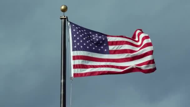 Αμερικανική Σημαία Κυματίζει Στον Άνεμο Ενάντια Ένα Συννεφιασμένο Ουρανό Αριζόνα — Αρχείο Βίντεο