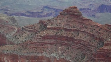 Nehir vadisi ve kızıl kayaların panoramik manzarası. Arizona, ABD 'deki Colorado nehri ile Grand Canyon Ulusal Parkı.