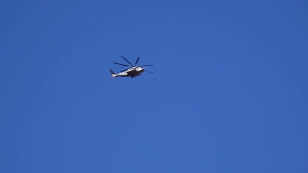 美国加利福尼亚 2019年11月26日 一架直升机在亚利桑那州沙漠蓝天上空盘旋 — 图库视频影像