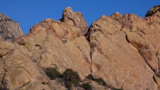 Bergformaties Woestijnlandschap Met Cactussen Voorgrond Een Toerist Met Een Rugzak — Stockvideo