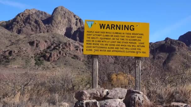 Usa Arizona November 2019 Informatieteken Waarschuwing Tegen Achtergrond Van Bergformaties — Stockvideo